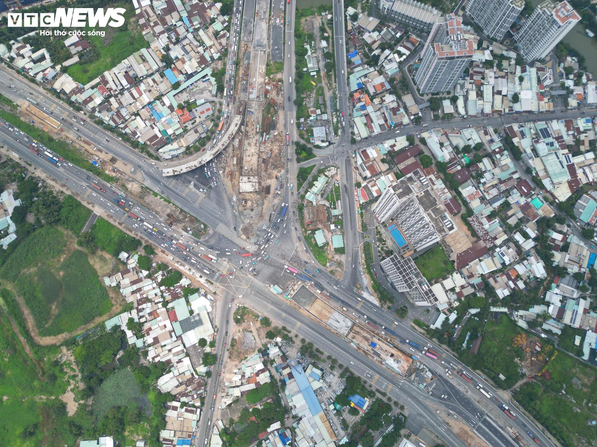 Cận cảnh dự án trọng điểm TP.HCM thi công ì ạch, dự kiến chậm tiến độ 1 năm - Ảnh 1