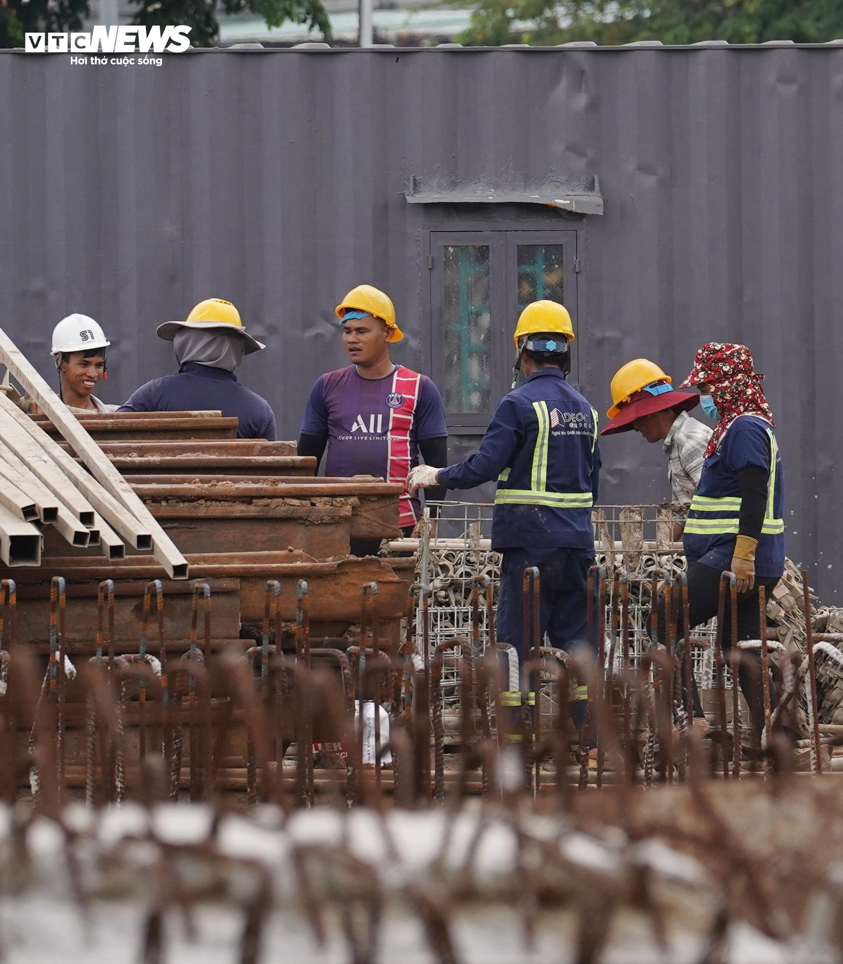 Cận cảnh dự án trọng điểm TP.HCM thi công ì ạch, dự kiến chậm tiến độ 1 năm - Ảnh 8