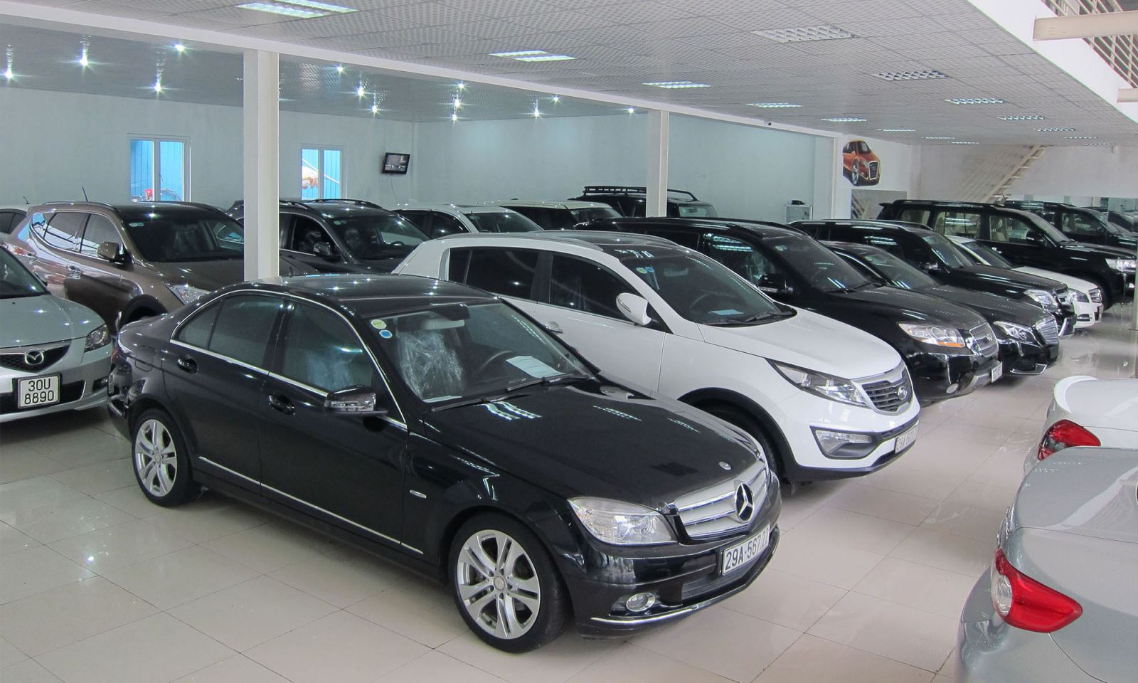 Người tiêu dùng dè dặt với xe ô tô xăng cũ, thị trường chờ đợi làn sóng điện hóa - Ảnh 1