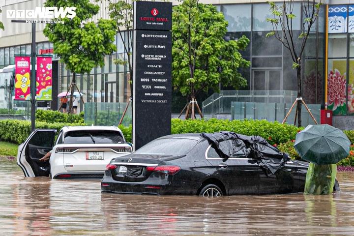 La liệt xe ngập nước do mưa bão Kajiki: Điều kiện nào hưởng bảo hiểm bồi thưởng? - Ảnh 1