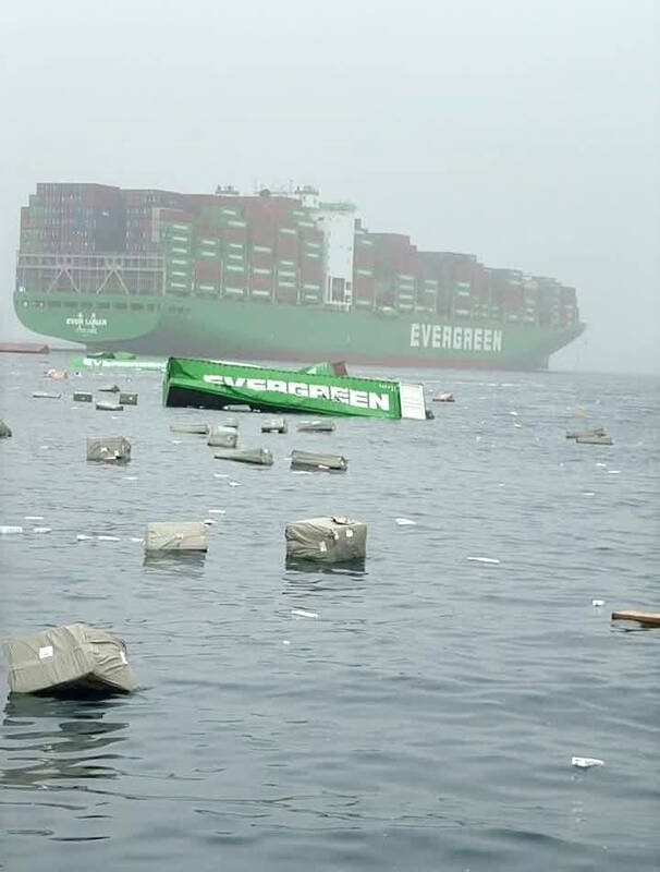 Hai tàu Evergreen gặp nạn liên tiếp: Hơn 50 container rơi xuống biển - Ảnh 1
