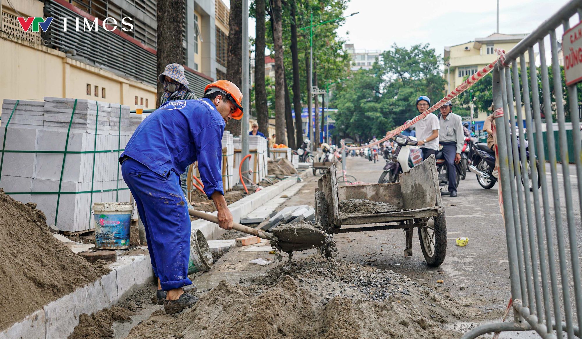 Tăng tốc thi công đường Hùng Vương trước thềm Đại lễ 2/9 - Ảnh 14