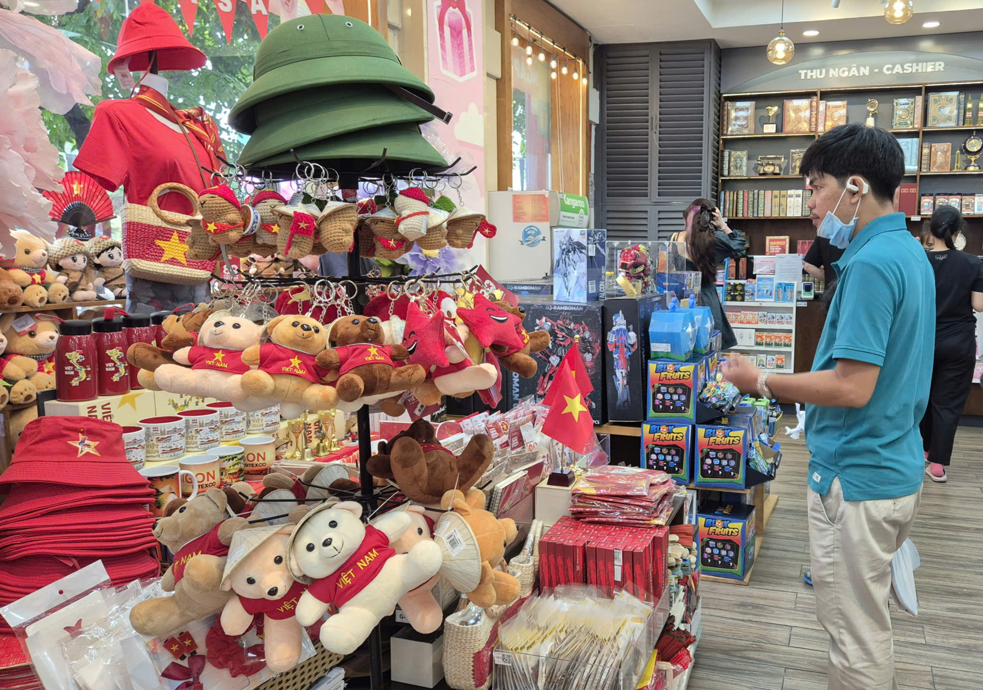 Rộn ràng thị trường thời trang, phụ kiện chào Quốc khánh - Ảnh 7