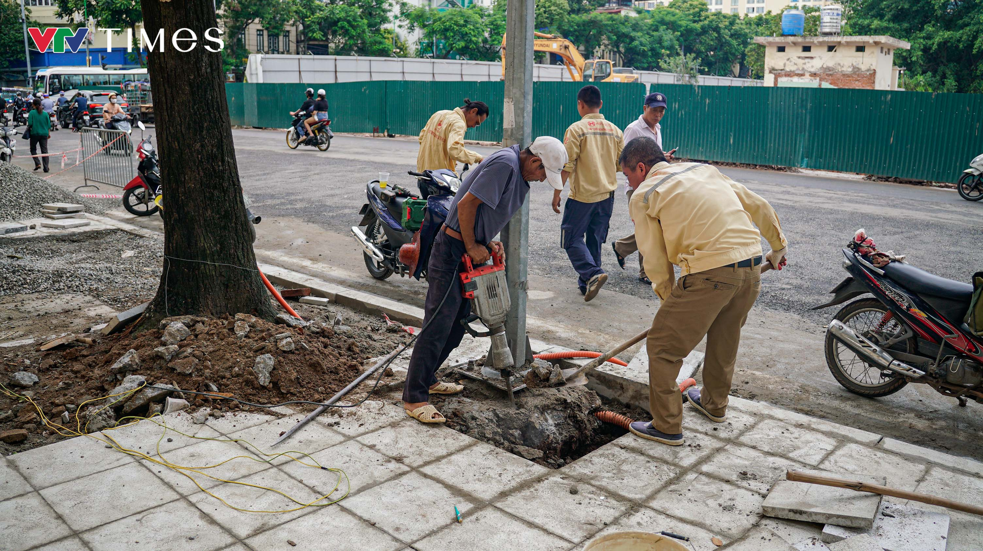 Tăng tốc thi công đường Hùng Vương trước thềm Đại lễ 2/9 - Ảnh 6