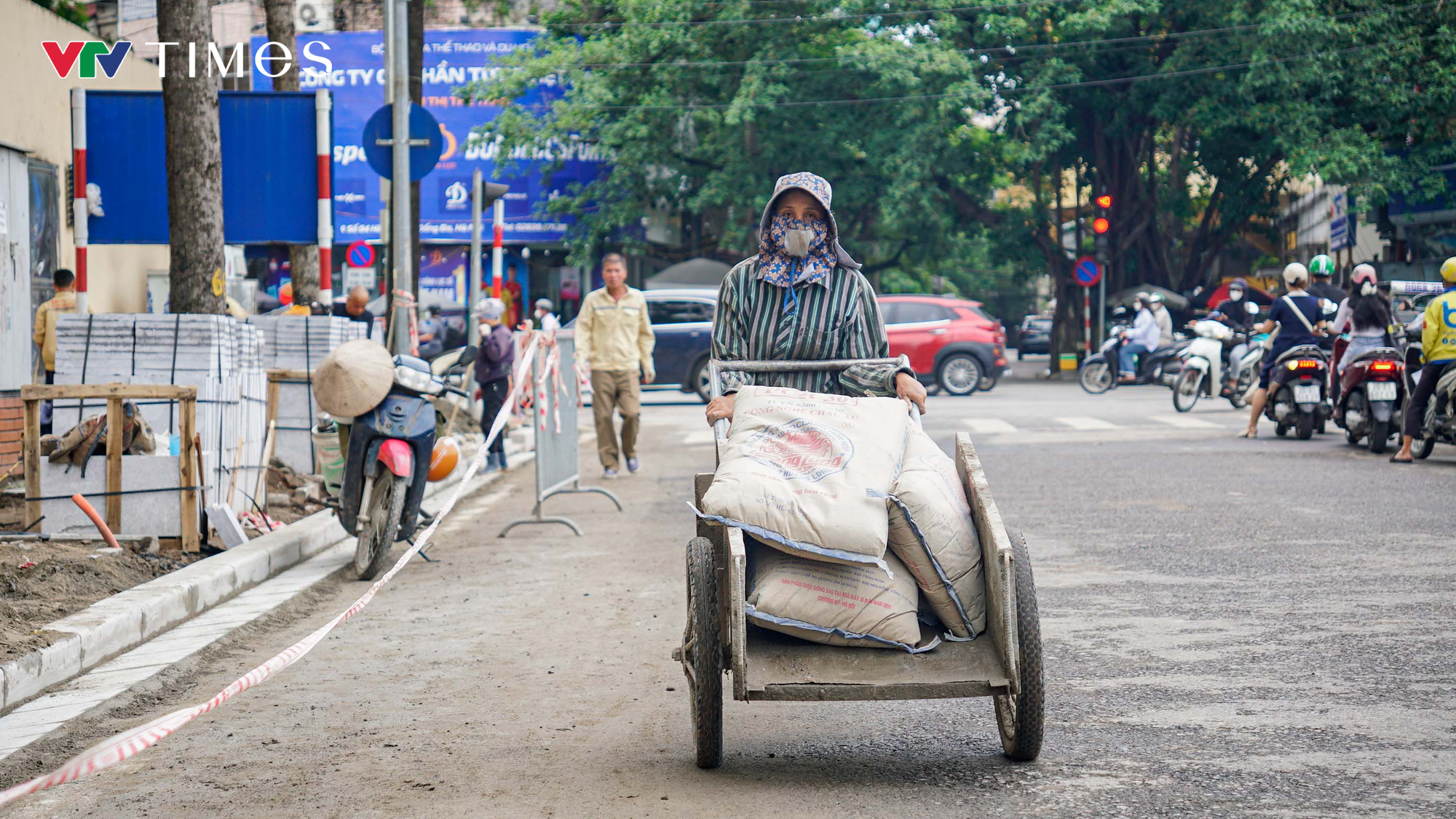 Tăng tốc thi công đường Hùng Vương trước thềm Đại lễ 2/9 - Ảnh 13