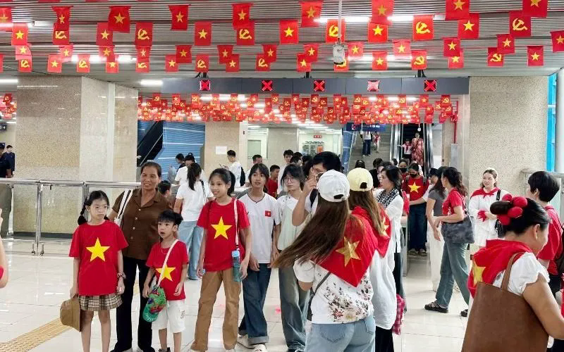 Metro Hà Nội lập kỷ lục vận chuyển hành khách dịp tổng hợp luyện A80 - Ảnh 1