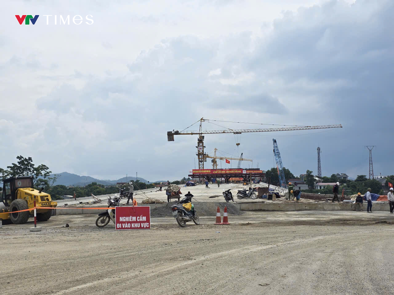 Phú Thọ: Cầu Phong Châu mới chuẩn bị hợp long sau gần 300 ngày thi công thần tốc - Ảnh 3