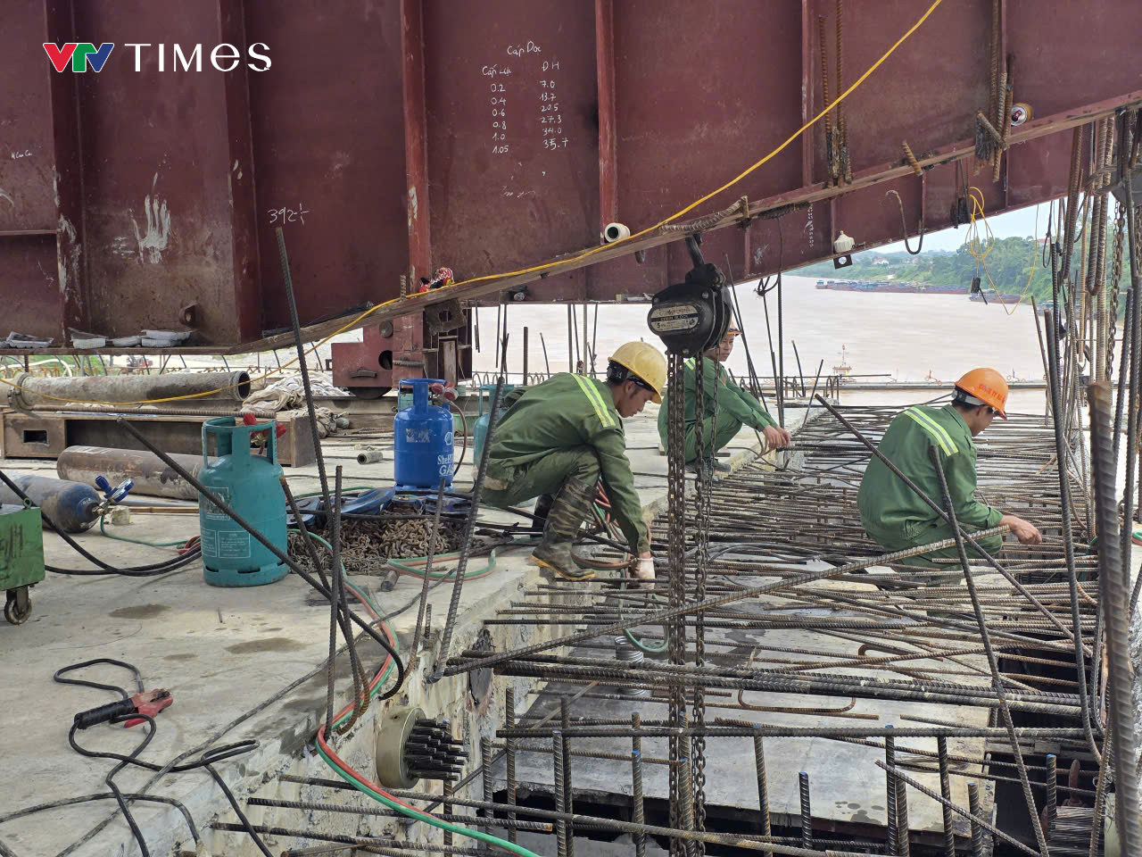 Phú Thọ: Cầu Phong Châu mới chuẩn bị hợp long sau gần 300 ngày thi công thần tốc - Ảnh 7