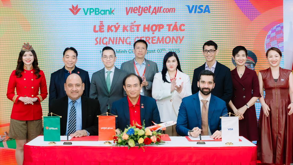 VPBank hợp tác Vietjet, Visa ra mắt thẻ tín dụng VPBank YoJo Visa Platinum - Ảnh 1