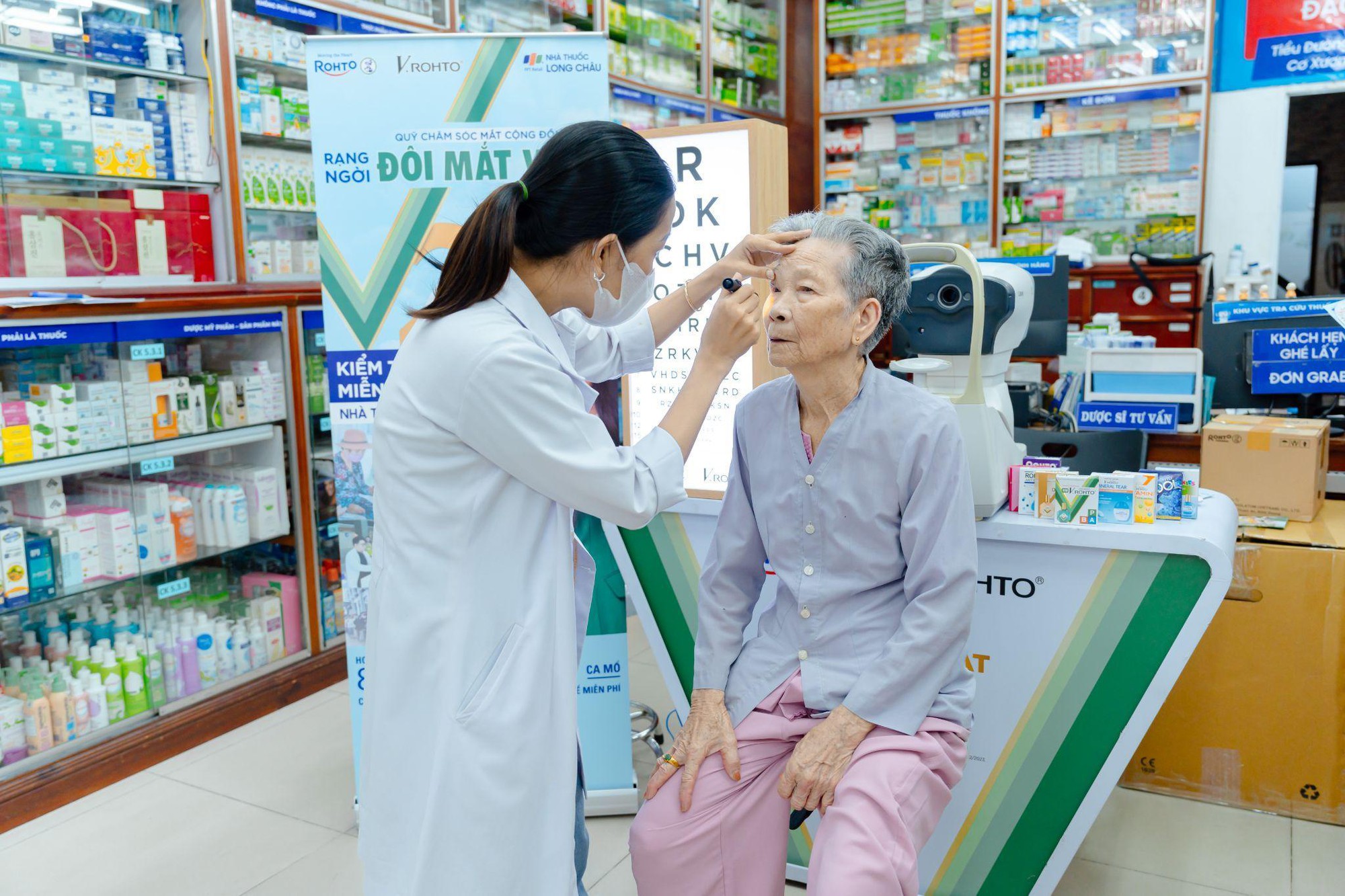 Long Châu và V.Rohto tầm soát thị lực miễn phí – Vì sức khỏe đôi mắt Việt - Ảnh 1