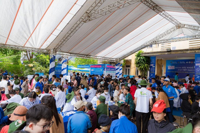 Long Châu và nghệ sĩ Trường Giang mang yêu thương đến với bà con huyện A Lưới – Huế - Ảnh 1