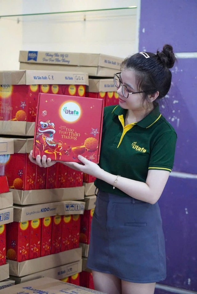 Doanh nghiệp tặng quà Trung thu sớm, đón “sóng kép” từ mùa tri ân - Ảnh 1