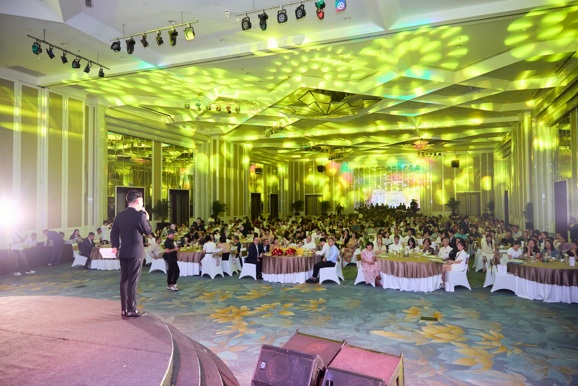 Gần 1000 khách hàng “tranh nhau” 300 căn hộ view biển tại Regal Residence Đồng Hới - Ảnh 1