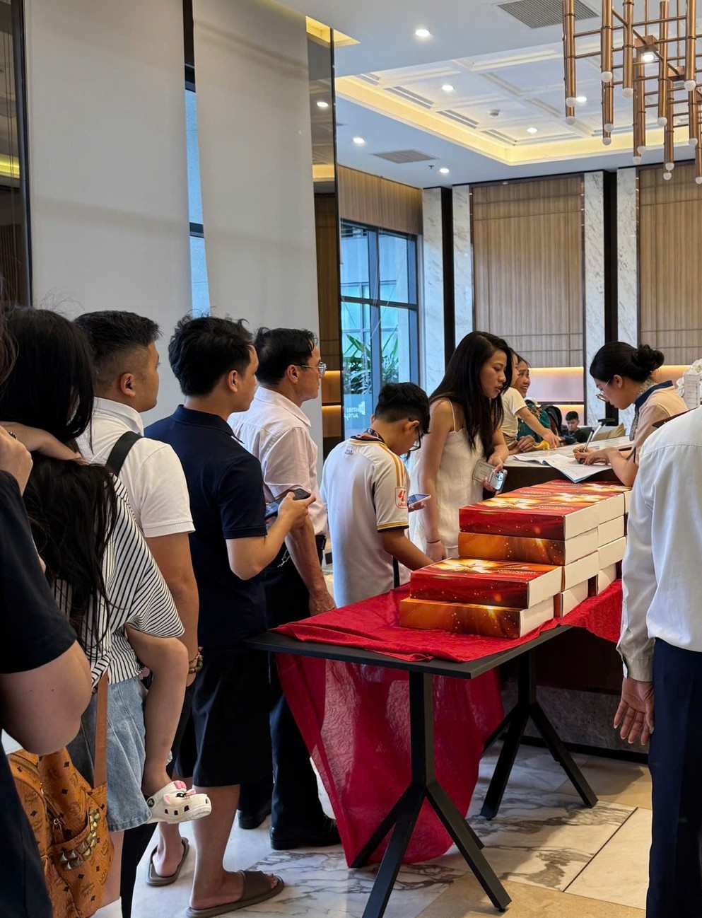 Cư dân Masterise Homes nhận quà yêu nước chung tay phủ đỏ Việt Nam - Ảnh 1