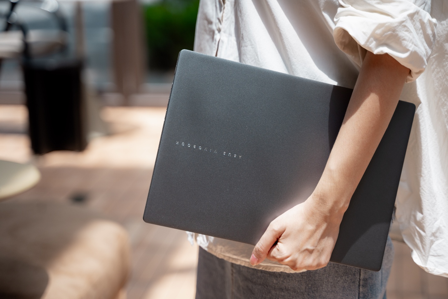 Chiếc laptop của dân văn phòng: Mỏng nhẹ, pin lâu, xử lý AI mạnh mẽ - Ảnh 1