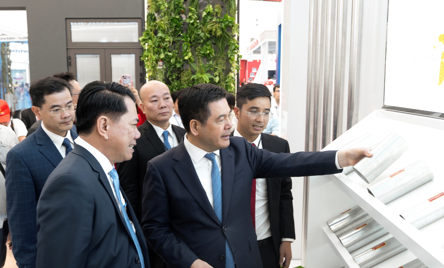 Hoa Sen Mag Shield và ống nhựa HDPE Hoa Sen 1.200 mm gây chú ý tại Triển lãm A80 - Ảnh 1