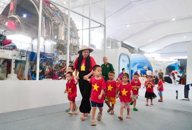 Dấu ấn Vietnam Airlines tại Triển lãm Thành tựu đất nước - Ảnh 11