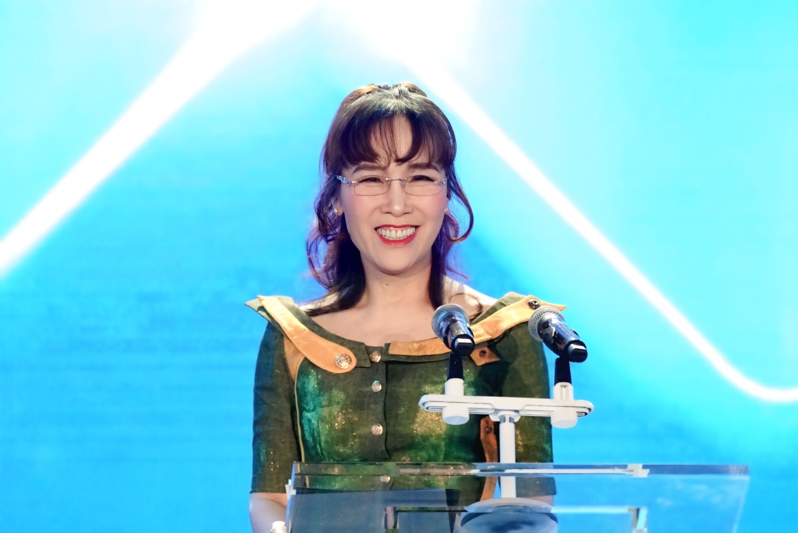 Nữ tỷ phú Nguyễn Thị Phương Thảo và khoảnh khắc đầy cảm xúc với cộng đồng nhà đầu tư - Ảnh 1