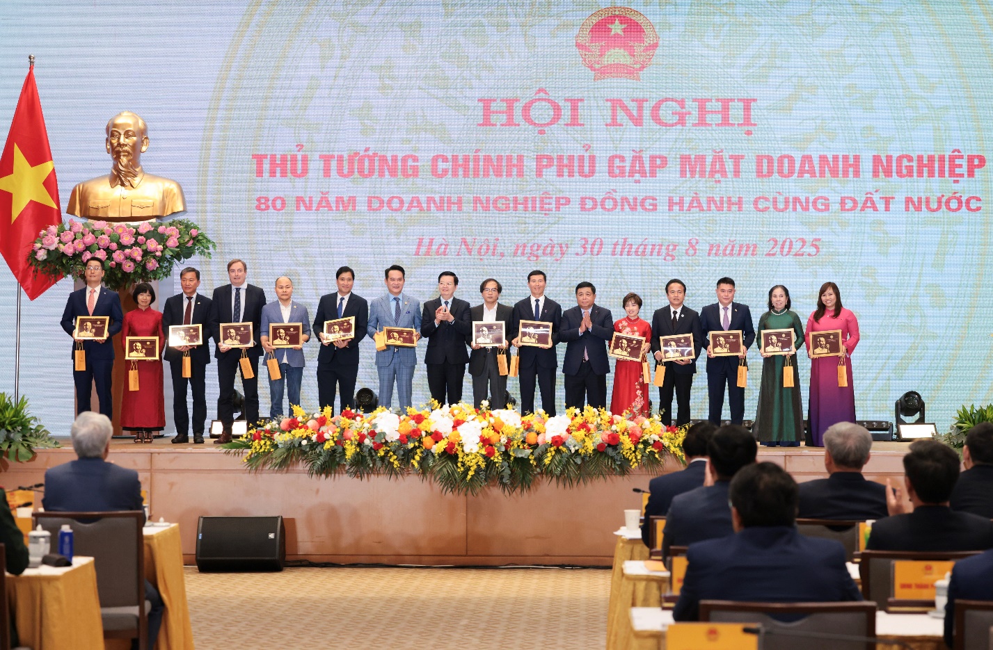 LPBank đón nhận Bằng khen của Thủ tướng tại Hội nghị Doanh nghiệp toàn quốc - Ảnh 1