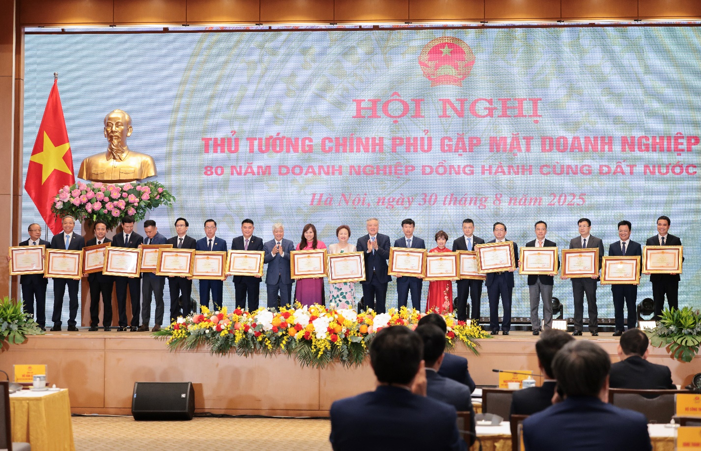 LPBank đón nhận bằng khen của Thủ tướng tại Hội nghị 80 năm doanh nghiệp - Ảnh 1