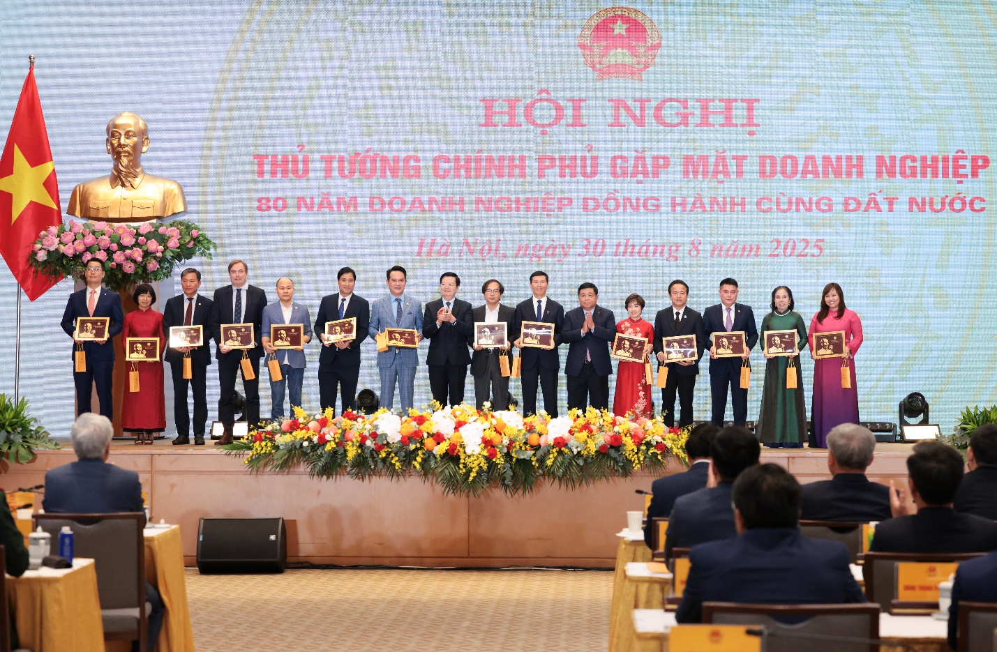 LPBank đón nhận bằng khen của Thủ tướng tại Hội nghị 80 năm doanh nghiệp - Ảnh 2
