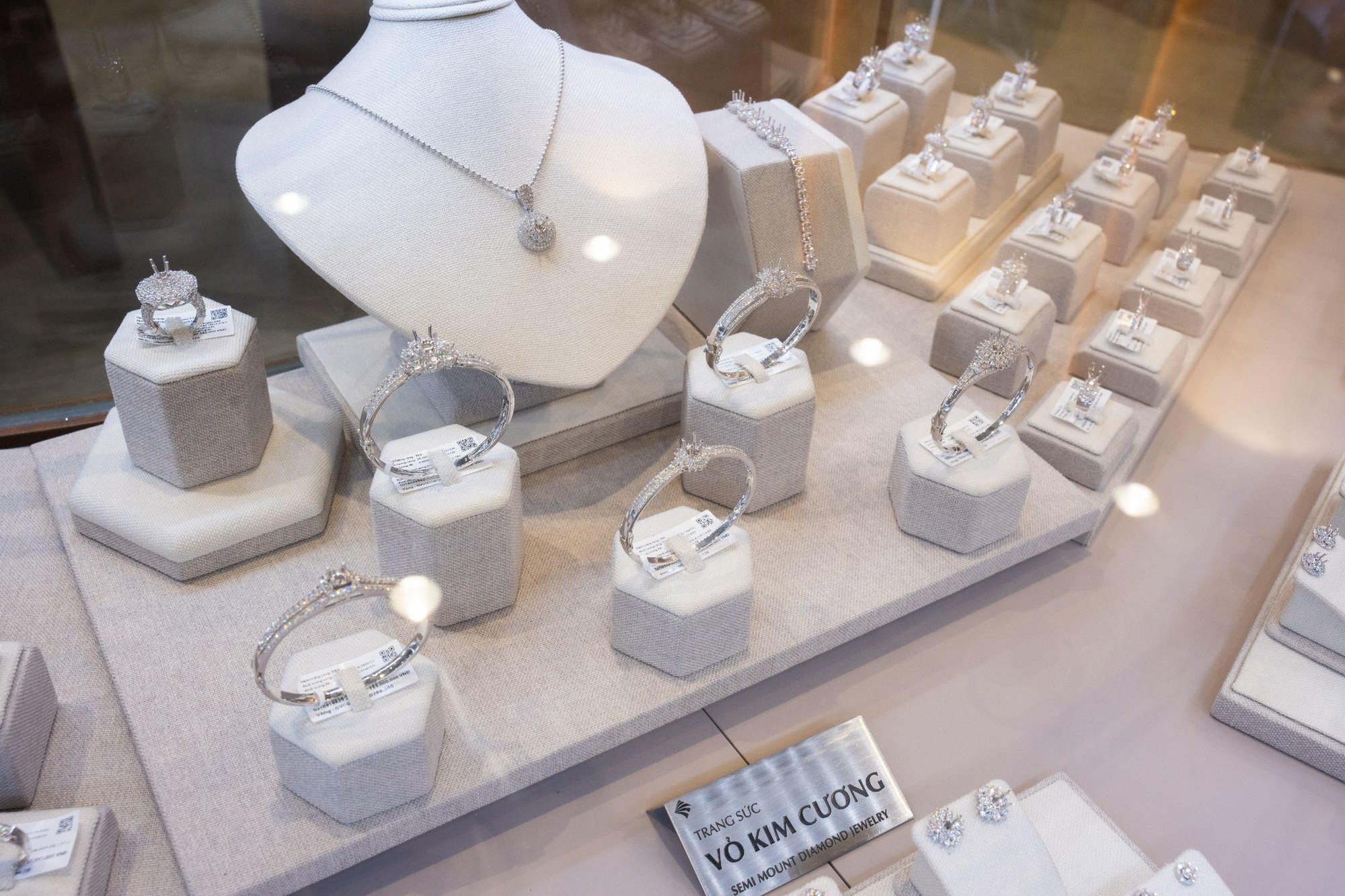 PNJ đạt doanh thu 17.218 tỷ đồng 6 tháng đầu năm - Ảnh 2