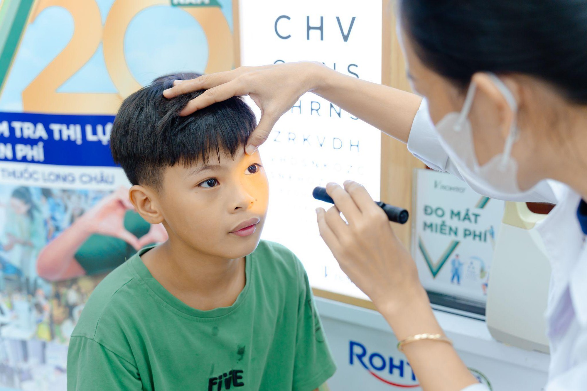 Long Châu và V.Rohto tầm soát thị lực miễn phí – Vì sức khỏe đôi mắt Việt - Ảnh 2
