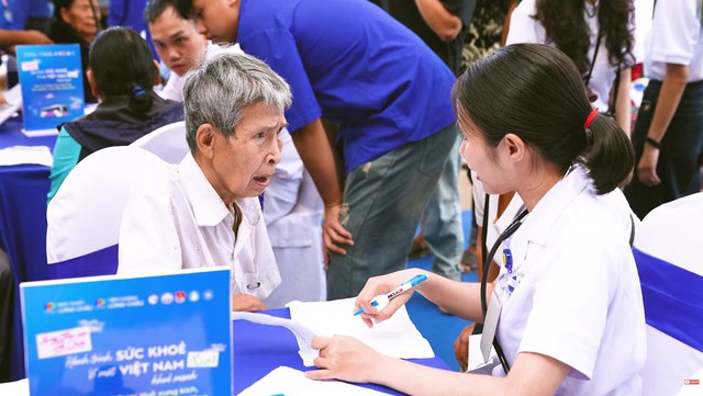 Long Châu và nghệ sĩ Trường Giang mang yêu thương đến với bà con huyện A Lưới – Huế - Ảnh 2