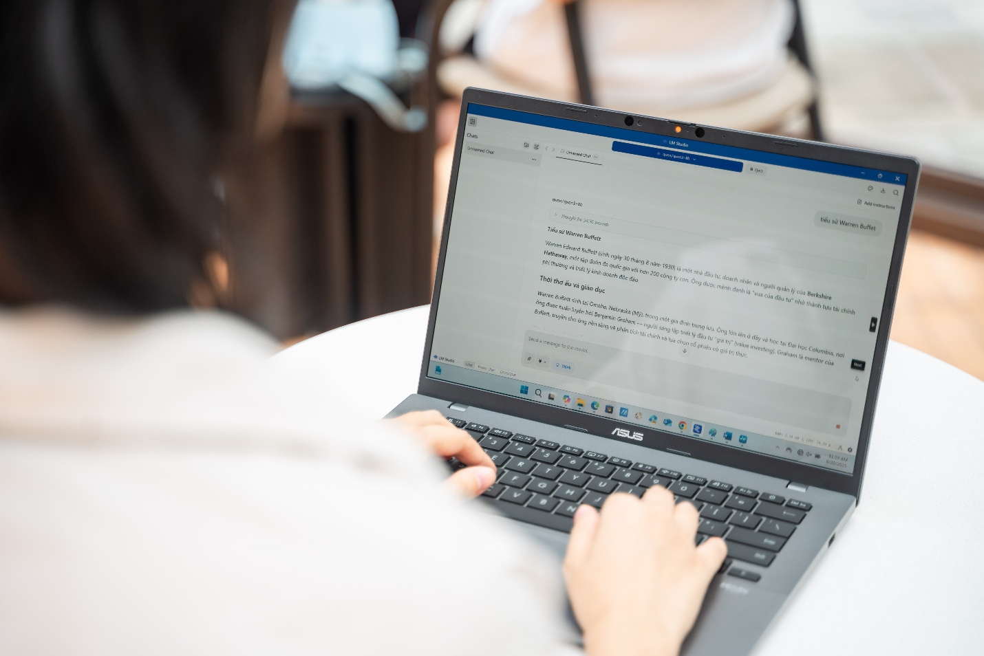 Chiếc laptop của dân văn phòng: Mỏng nhẹ, pin lâu, xử lý AI mạnh mẽ - Ảnh 2