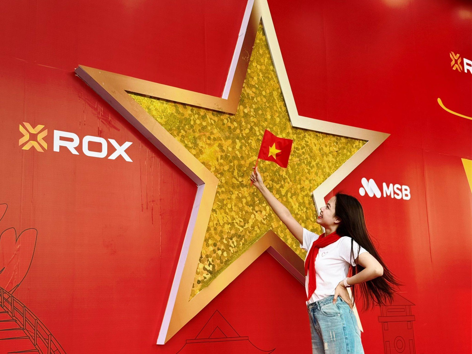 ROX Tower rực rỡ cờ hoa, lan tỏa tinh thần tự hào Việt Nam - Ảnh 4