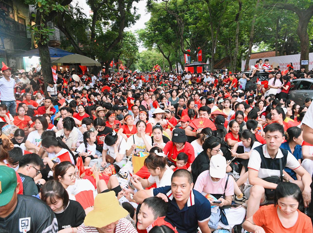Thủ tướng yêu cầu phục vụ miễn phí bánh mì, nước uống, ô dù cho người dân xem diễu binh, diễu hành - Ảnh 1