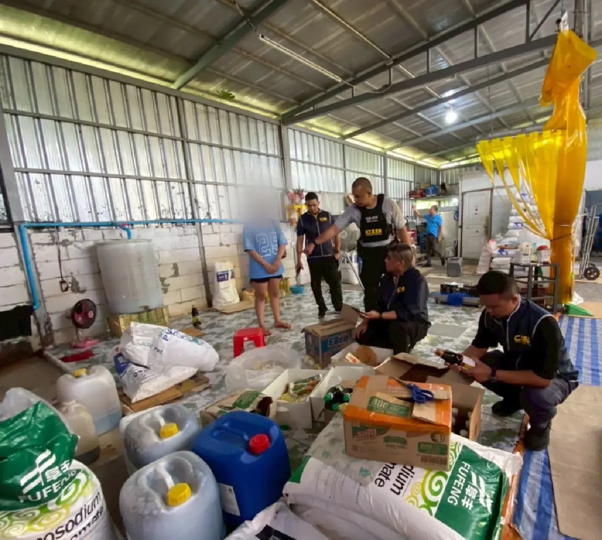 Một trung tướng chỉ huy cuộc đột kích, tóm gọn đường dây sản xuất nước tương, cà phê giả quy mô lớn, tịch thu hơn 75.000 sản phẩm sắp tung ra thị trường - Ảnh 4