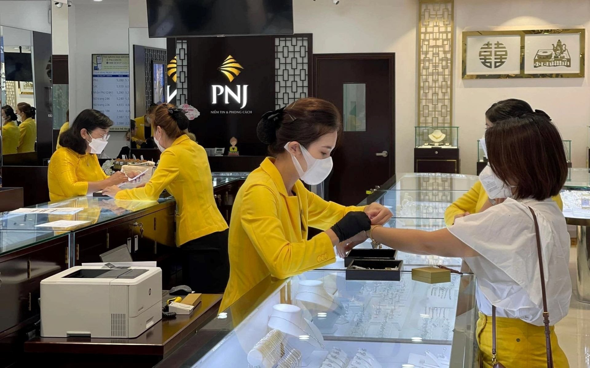 Doanh nghiệp vàng bạc trang sức lớn nhất Việt Nam chịu ảnh hưởng ra sao từ Nghị định chấm dứt độc quyền sản xuất vàng miếng? - Ảnh 1