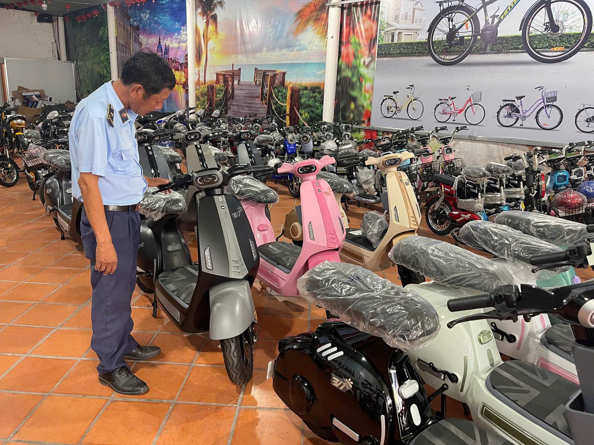 "Đột kích" từ manh mối trên mạng: Quản lý thị trường phát hiện 2 hộ kinh doanh xe đạp điện mập mờ nguồn gốc, trong đó 1 hộ "qua mặt" cơ quan thuế - Ảnh 2