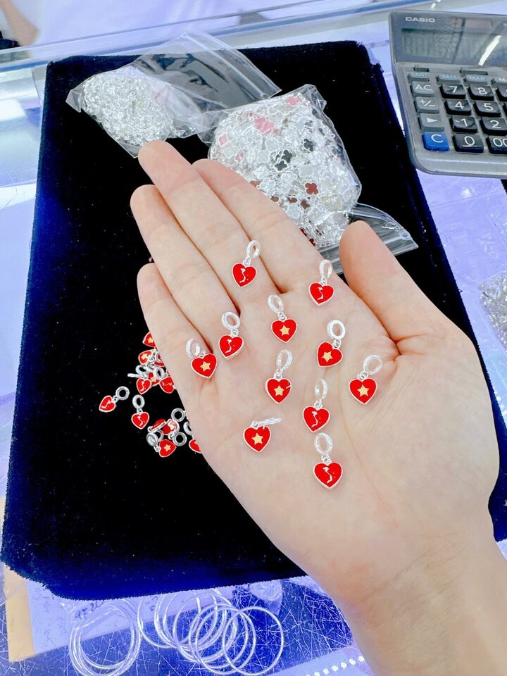 Loạt sản phẩm hút khách nhờ lấy cảm hứng từ Quốc khánh 2/9 - Ảnh 9