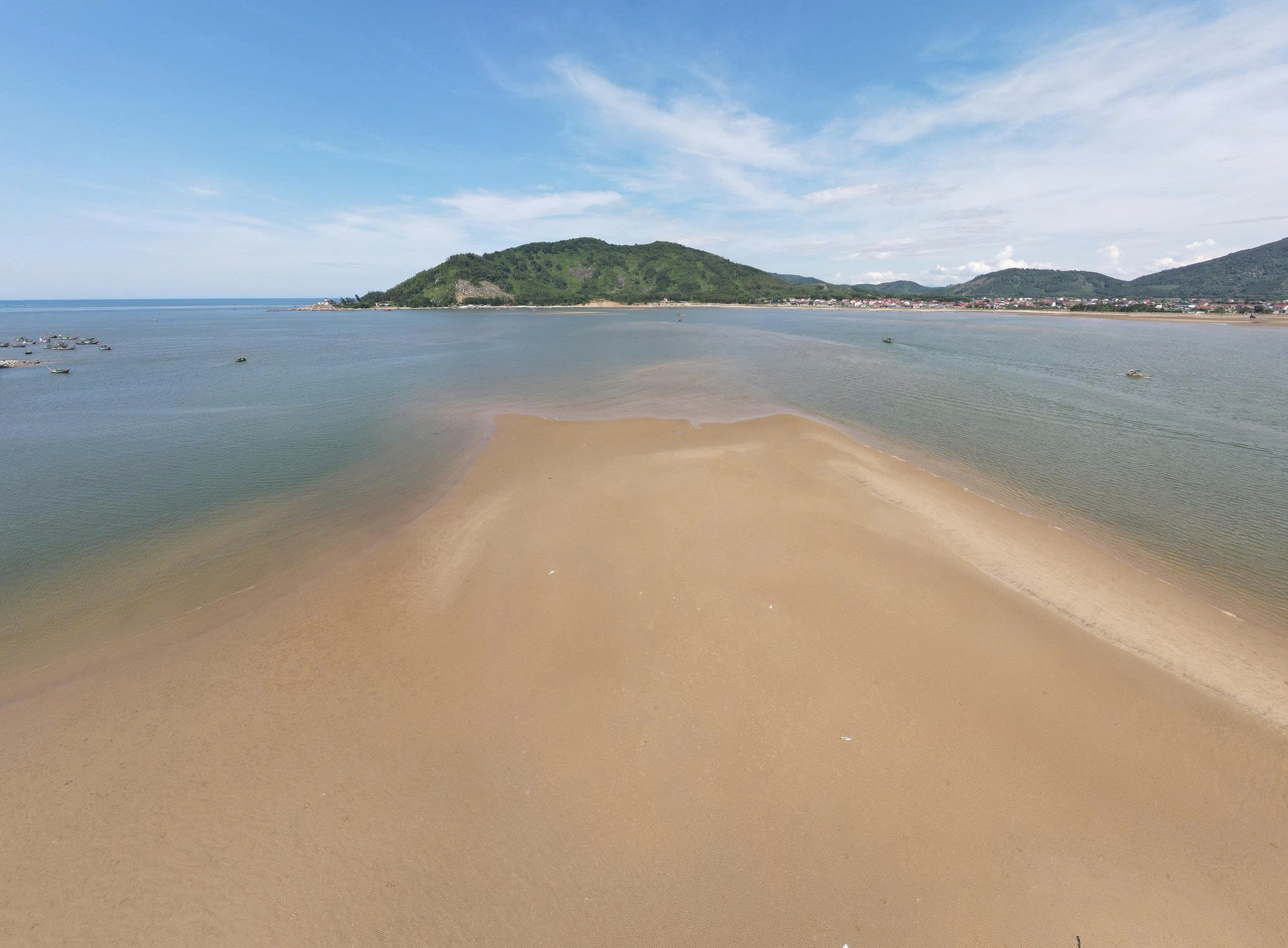 Tàu thuyền gặp khó khi ra, vào cảng cá được đầu tư gần 300 tỉ đồng vì luồng lạch bị bồi lắng - Ảnh 11