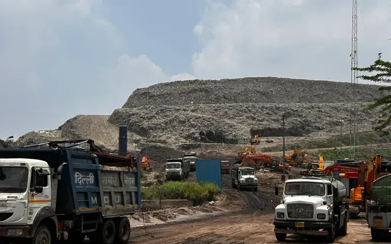 “Bom nhiệt” từ núi rác ở thủ đô New Delhi đe dọa mạng sống hàng nghìn người - Ảnh 1