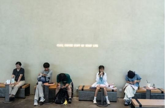 Láng giềng Việt Nam đau đầu vì nhiều người trẻ mắc kẹt trong vòng xoáy nợ nần, bất lực vay tiền khắp nơi - Ảnh 1