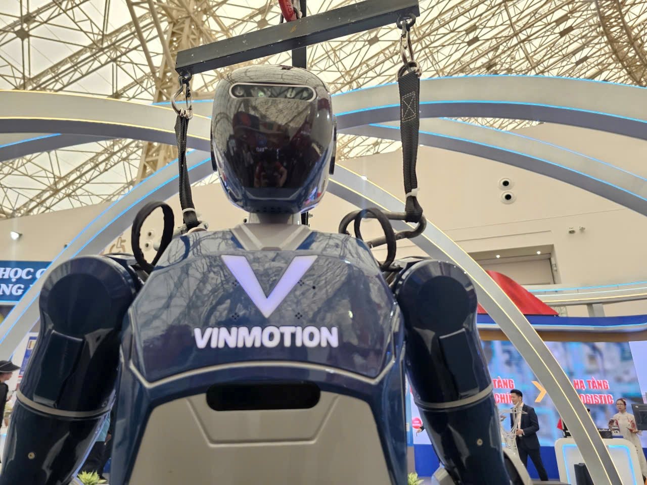 Robot hình người “Made in Vietnam” của tỷ phú Phạm Nhật Vượng làm 1 việc bất ngờ tại công trình top 10 TG - Ảnh 2