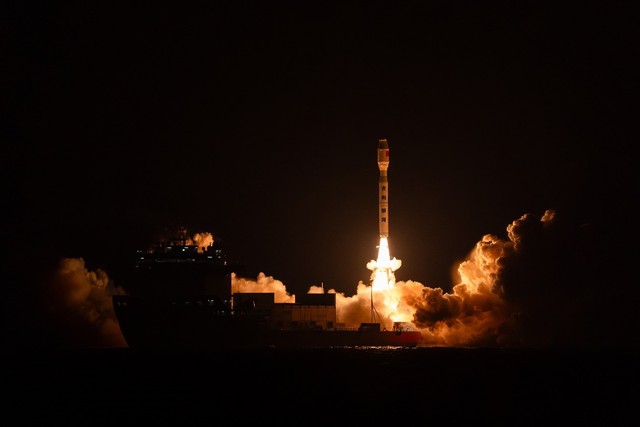 Từ mặt đất lên tận trời, hãng xe của tỷ phú Trung Quốc phóng cả vệ tinh, làm taxi bay - Ảnh 1