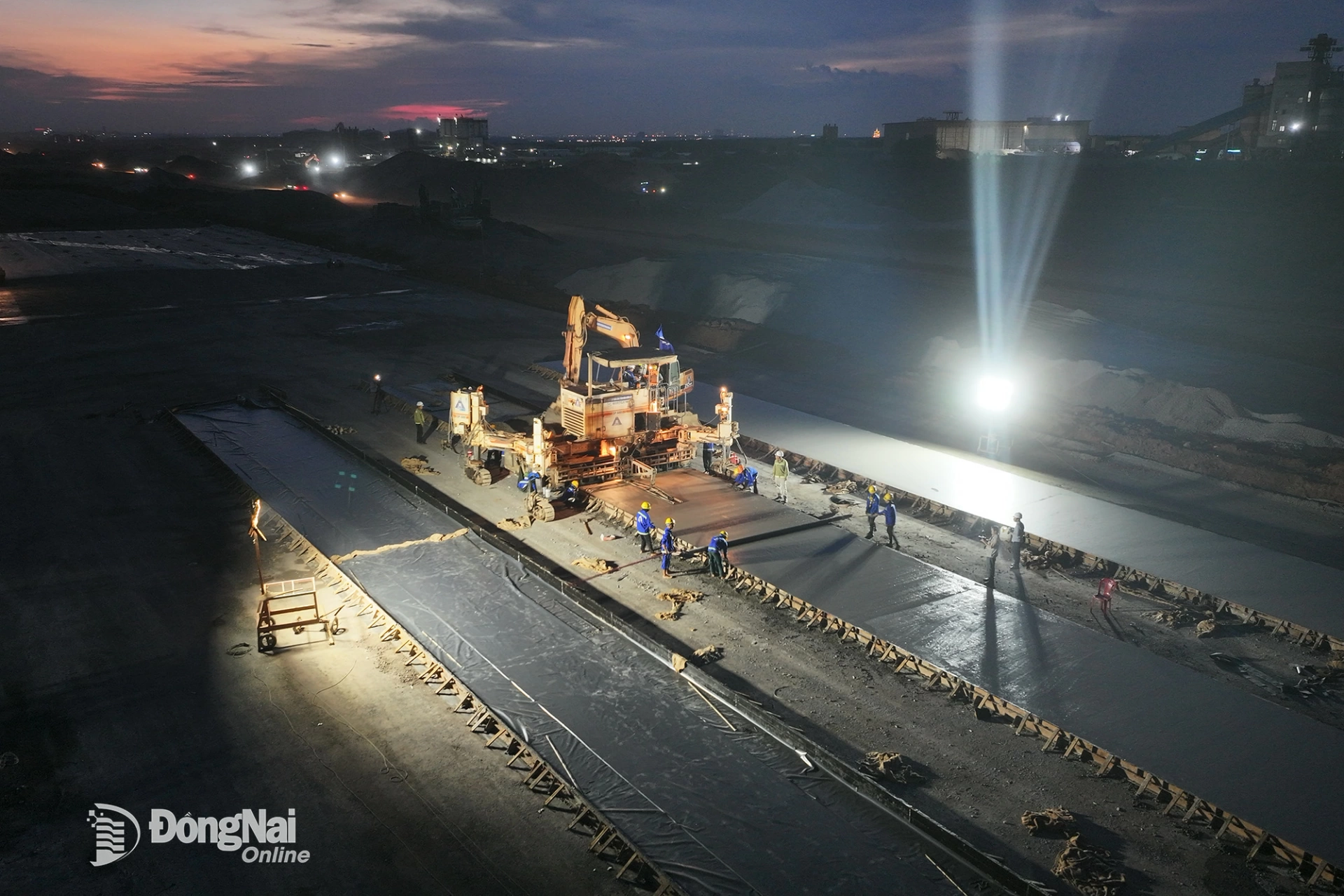 Siêu dự án hạ tầng hơn 16 tỷ USD lớn nhất VN: 900 nhân lực, 40 mũi thi công liên tục ngày đêm làm đường băng - Ảnh 2