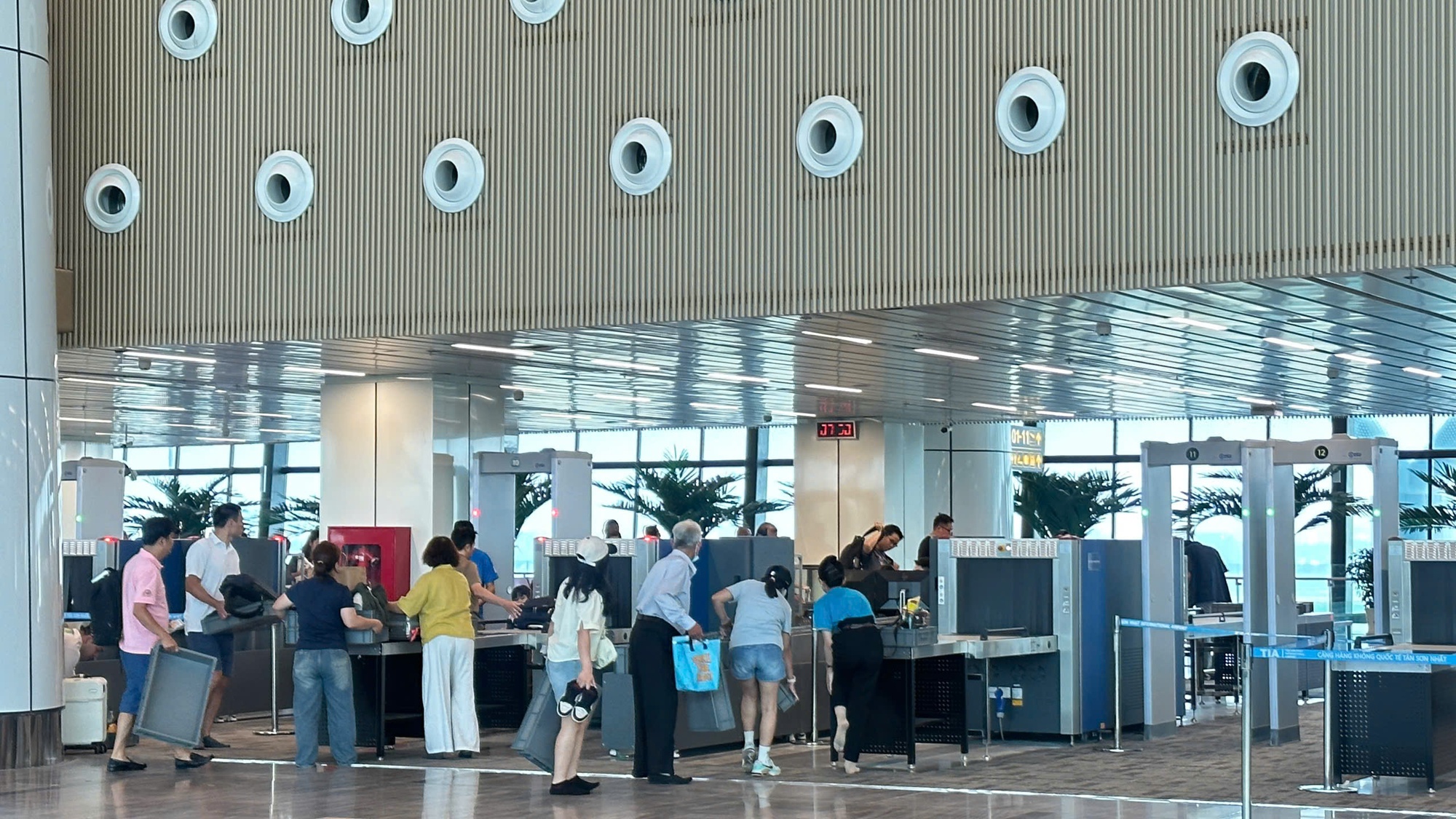 Đề xuất bỏ quy định cởi giày, thắt lưng khi kiểm tra an ninh sân bay - Ảnh 1