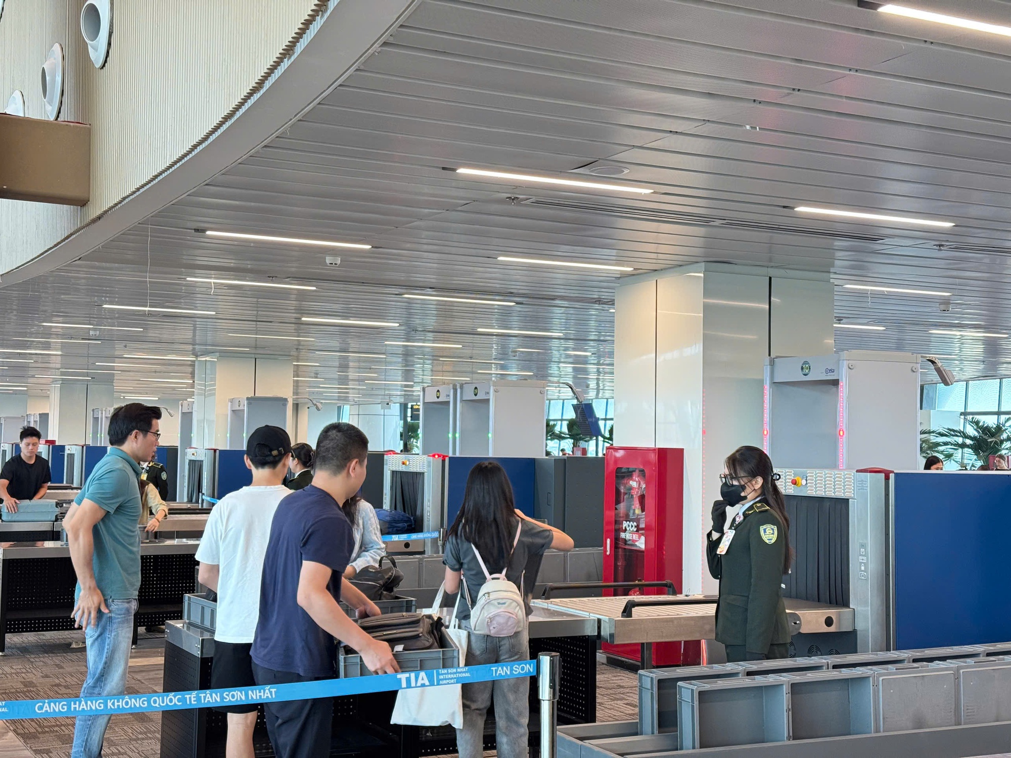 Tốn vài phút cởi giày, thắt lưng, con số bất ngờ về thiệt hại cho kinh tế - Ảnh 1