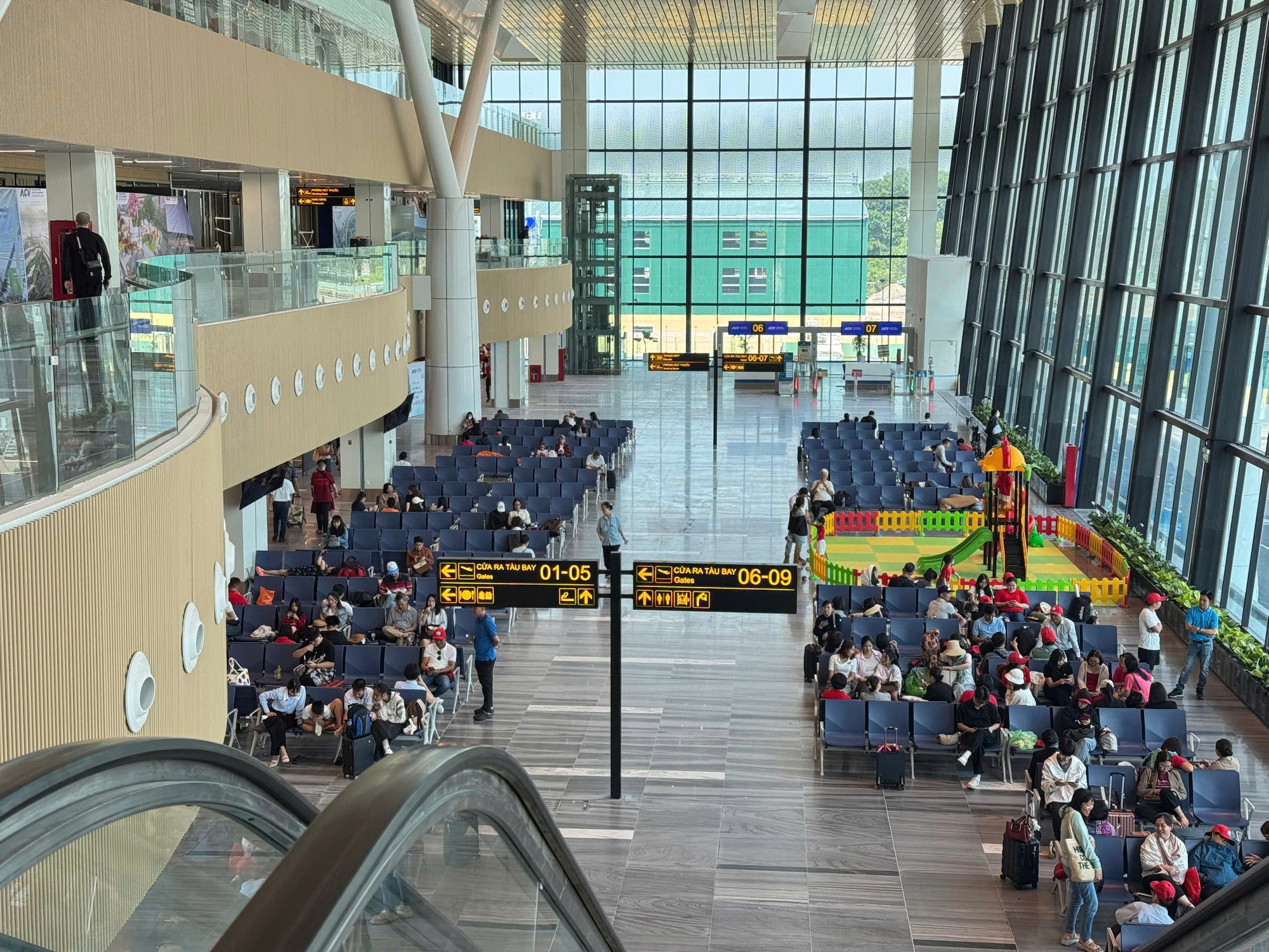 Tốn vài phút cởi giày, thắt lưng, con số bất ngờ về thiệt hại cho kinh tế - Ảnh 2