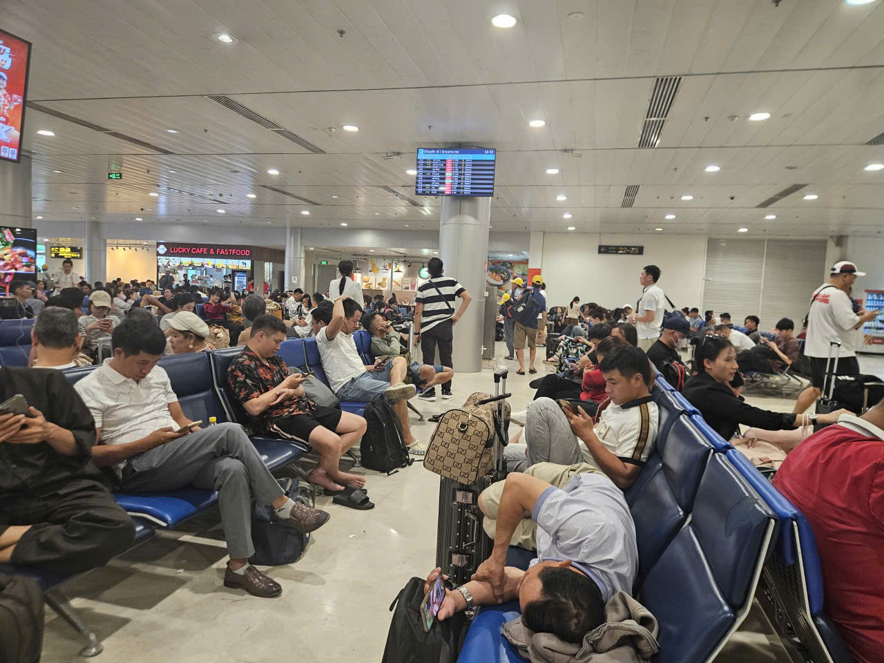 Mưa giông bất ngờ ở TP HCM, hàng loạt chuyến bay bị ảnh hưởng - Ảnh 1