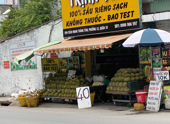 Sầu riêng rẻ chưa từng có được bán la liệt: Bài học tăng trưởng 'nóng' - Ảnh 1