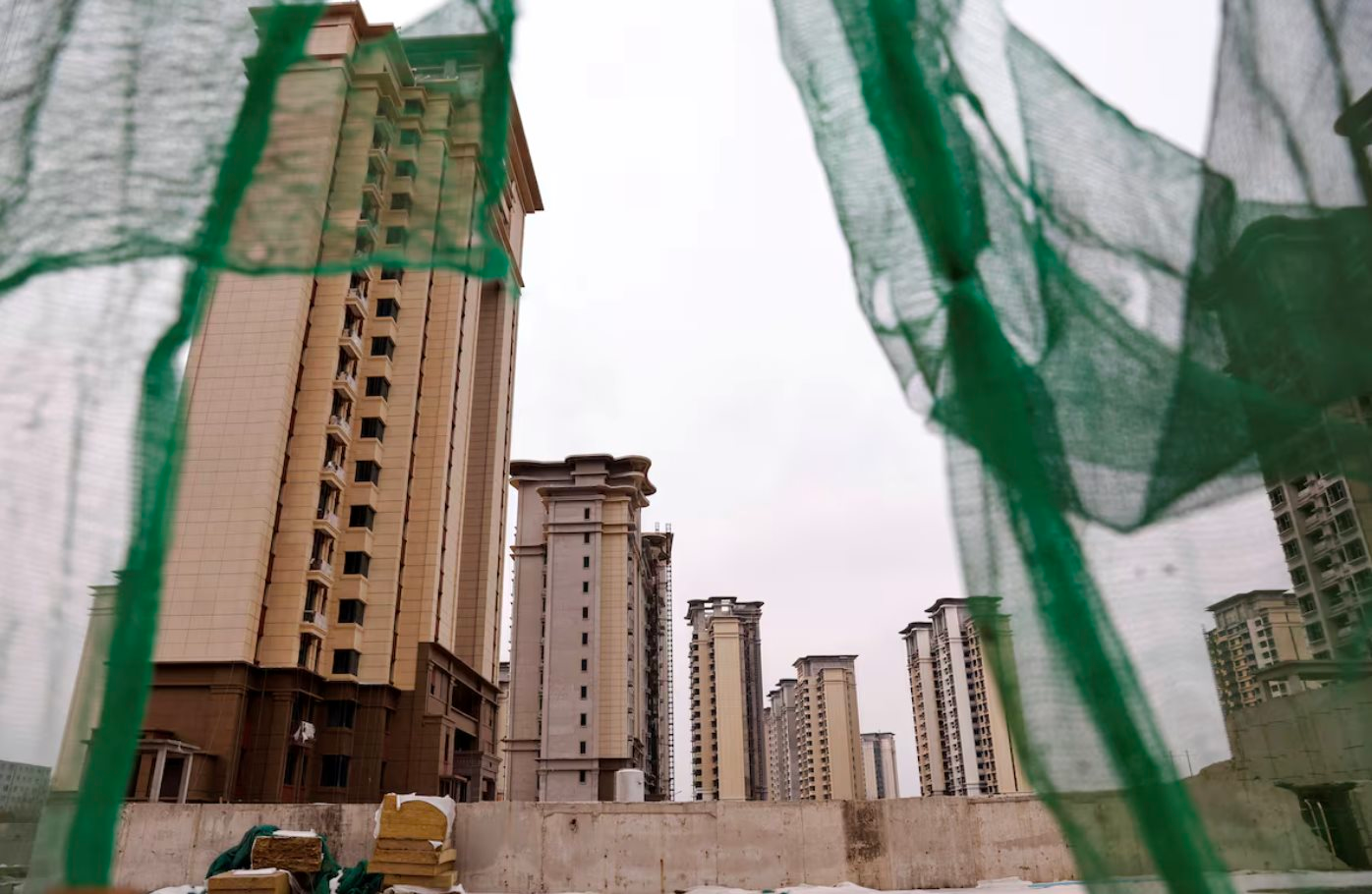 Nợ gần 600 nghìn tỷ đồng, tập đoàn bất động sản từng lớn nhất Trung Quốc sắp bị huỷ niêm yết: 'Bóng đen' phủ kín cả một ngành ngập trong nợ nần - Ảnh 1