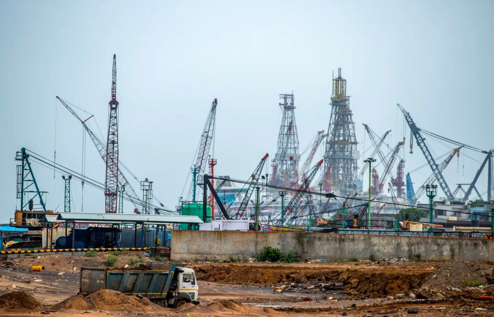 Ngừng mua dầu Nga, quốc gia BRICS chưa thoát 'kiếp nạn' bị Mỹ trừng phạt: Vẫn tiếp nhận hàng chục nghìn tàu 'lạ', có thể thổi bùng cơn giận của Washington - Ảnh 1