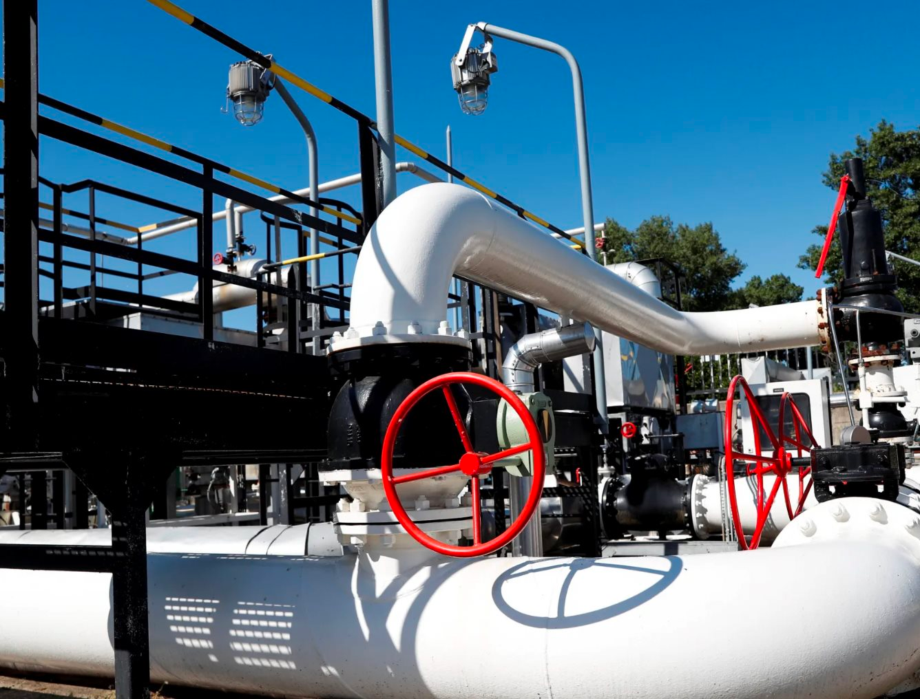 Quốc gia EU phụ thuộc vào dầu Nga để đáp ứng hơn 80% nhu cầu đột ngột bị chặn đứng nguồn cung: Chuyện gì đang xảy ra? - Ảnh 1