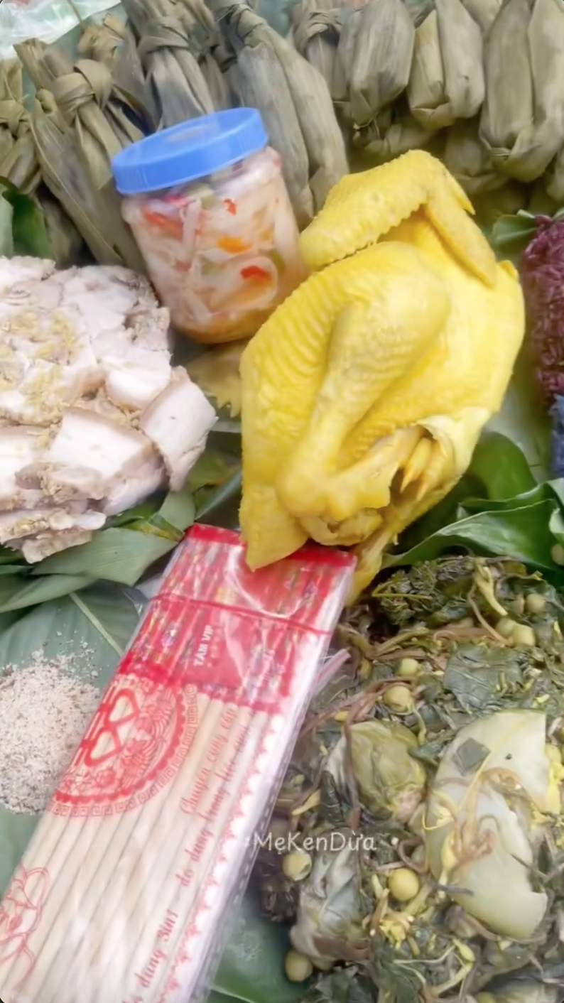 Chủ nhân mâm xôi gà xem diễu binh đang hot nhất MXH: Đi từ 3h30, mang toàn đặc sản quê nhà đến Hà Nội - Ảnh 1